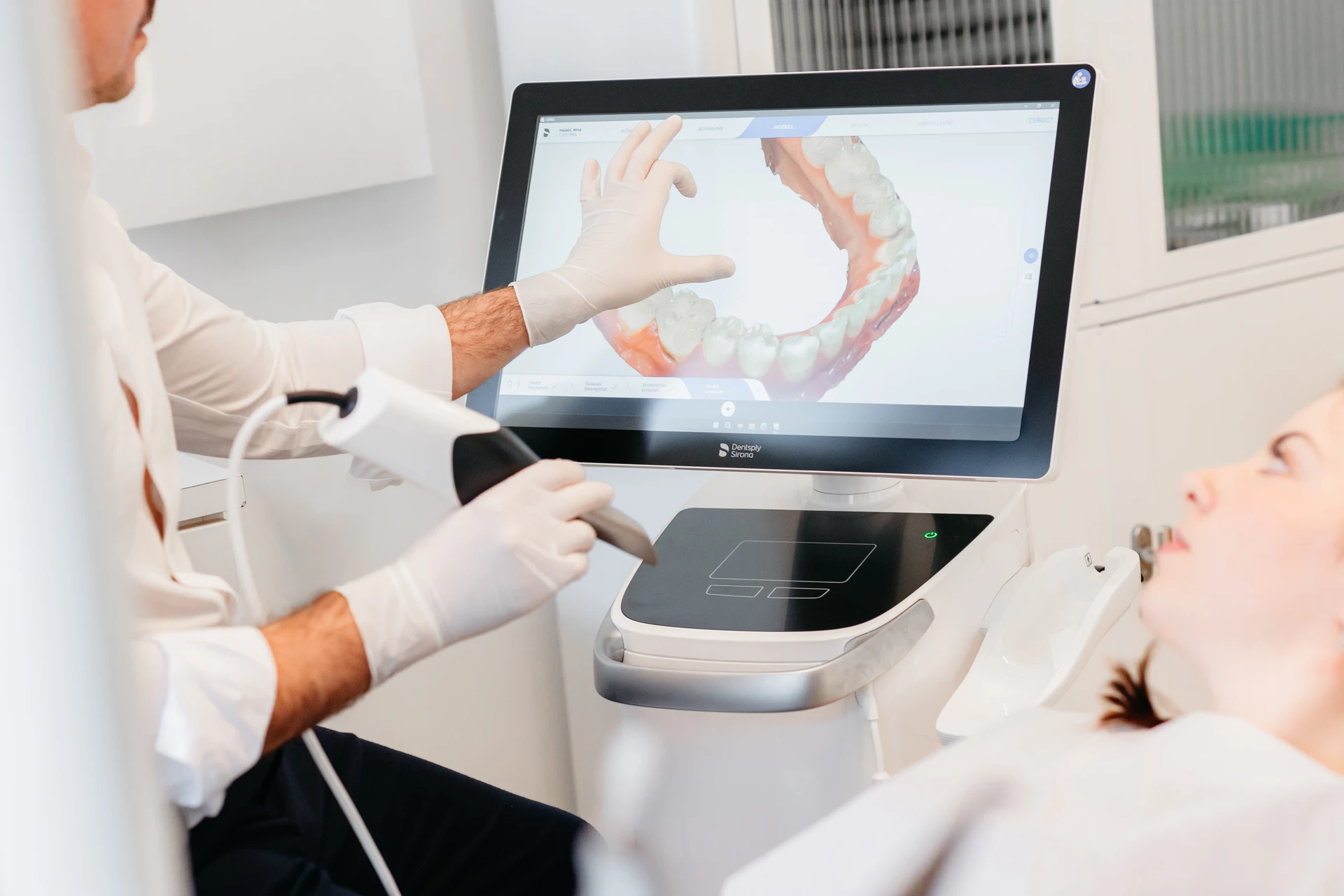 zahnarzt-oberholzer_schwabing_3d-scan-monitor 3D-Gebissmodell auf dem Monitor des Intraoralscanners bei der Behandlungsplanung in der Praxis Dr. Oberholzer