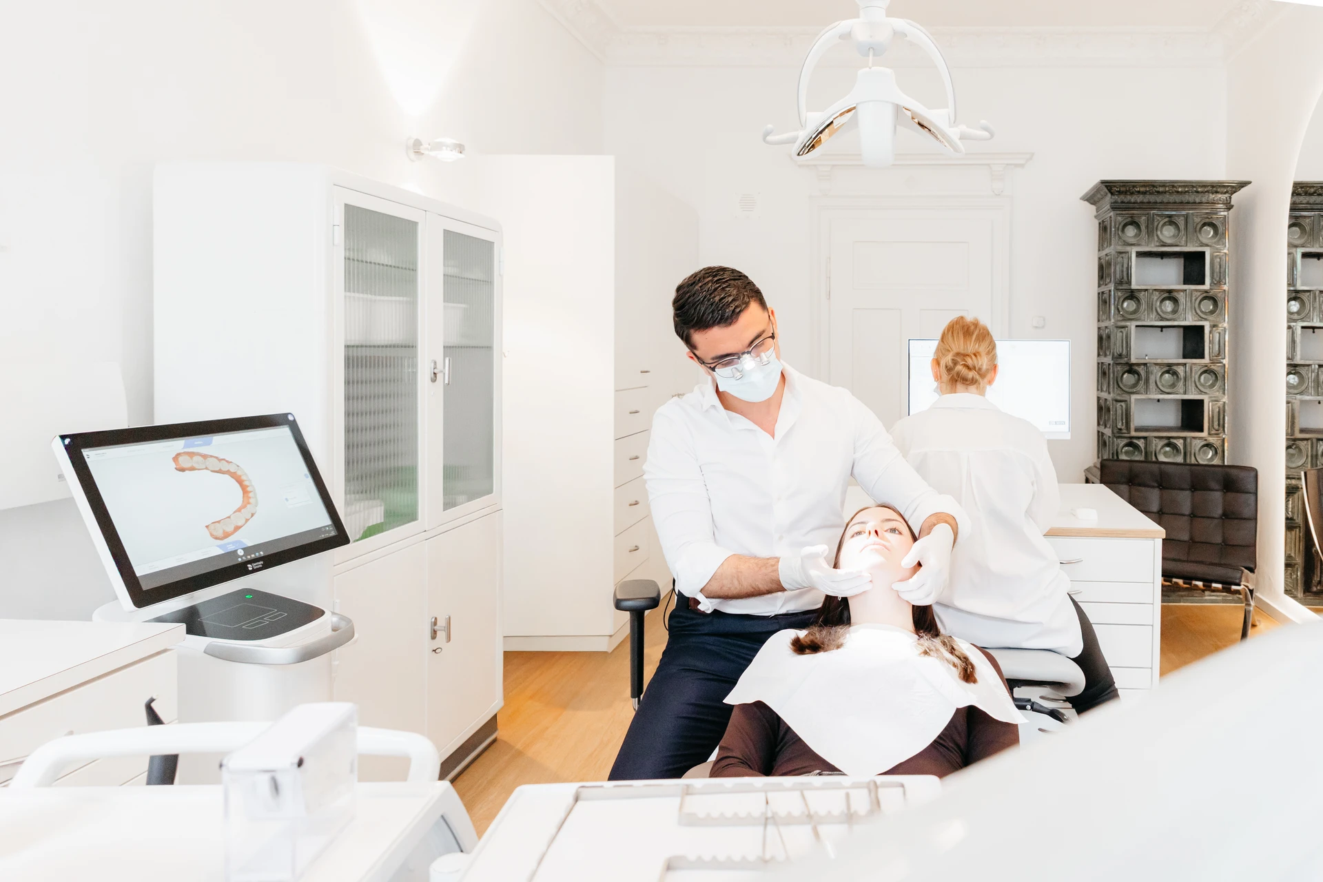 zahnarzt-oberholzer_schwabing_digitaler-scan-behandlung Digitaler Intraoralscan mit 3D-Monitor während der Behandlung in der Zahnarztpraxis Dr. Oberholzer Schwabing