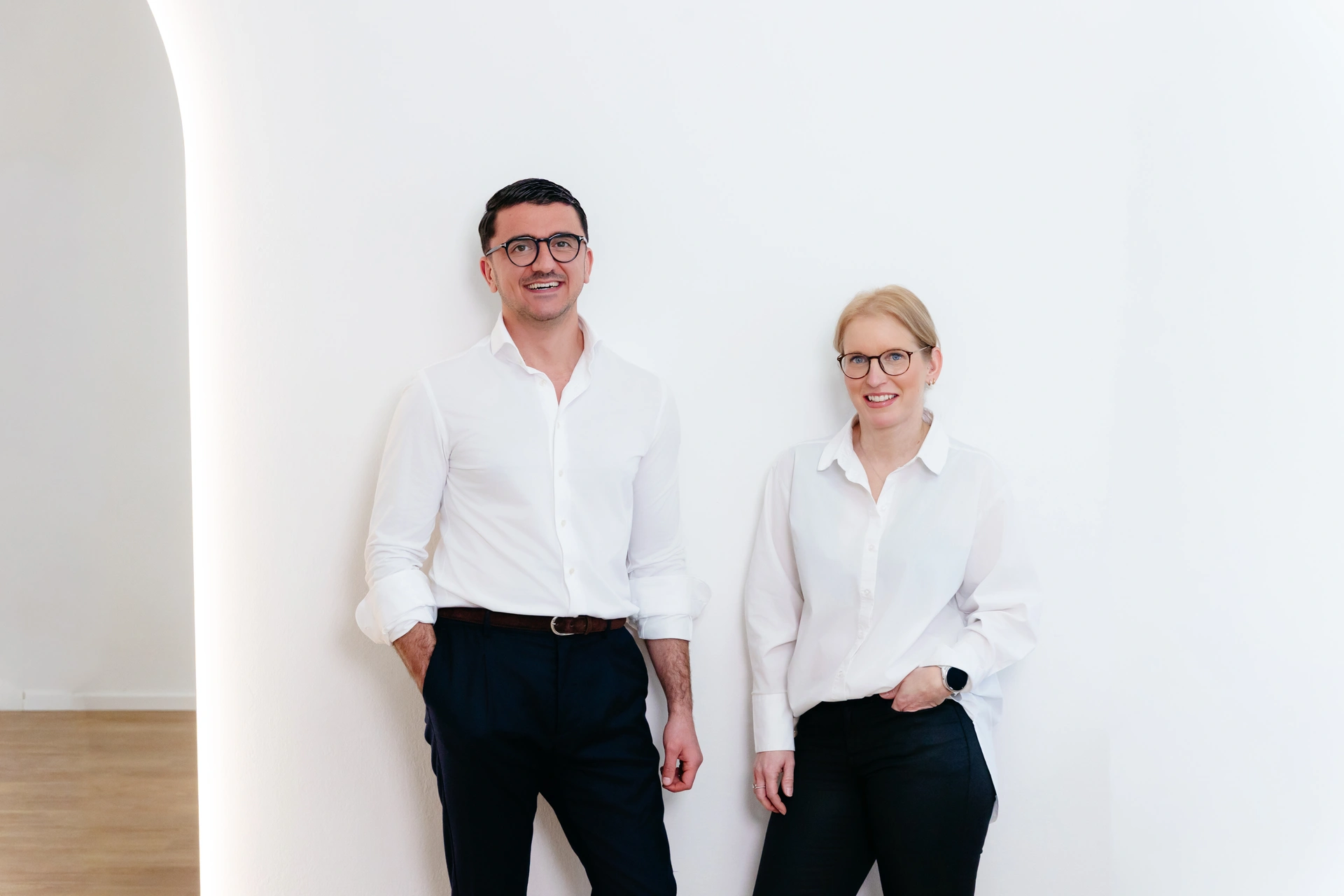 zahnarzt-oberholzer_schwabing_teamportrait-aerzte Teamportrait von Dr. Harutyun Oberholzer und Kollegin in der Zahnarztpraxis in München Schwabing